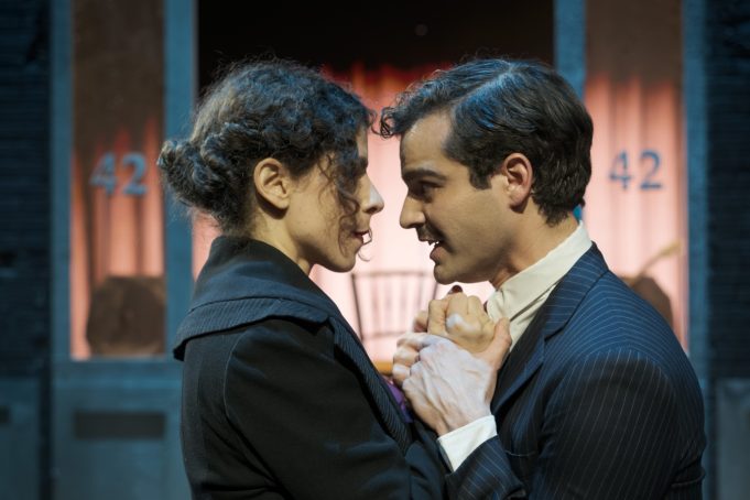 Στο Astoria, Έβελυν Ασουάντ και Γιάννης Τσουμαράκης μας υπενθυμίζουν πόσο κοντή μνήμη έχουμε ως λαός