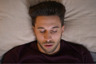 Ένας youtuber αποκάλυψε το τρικ για να σε πάρει ο ύπνος 2 λεπτά αφού ξαπλώσεις
