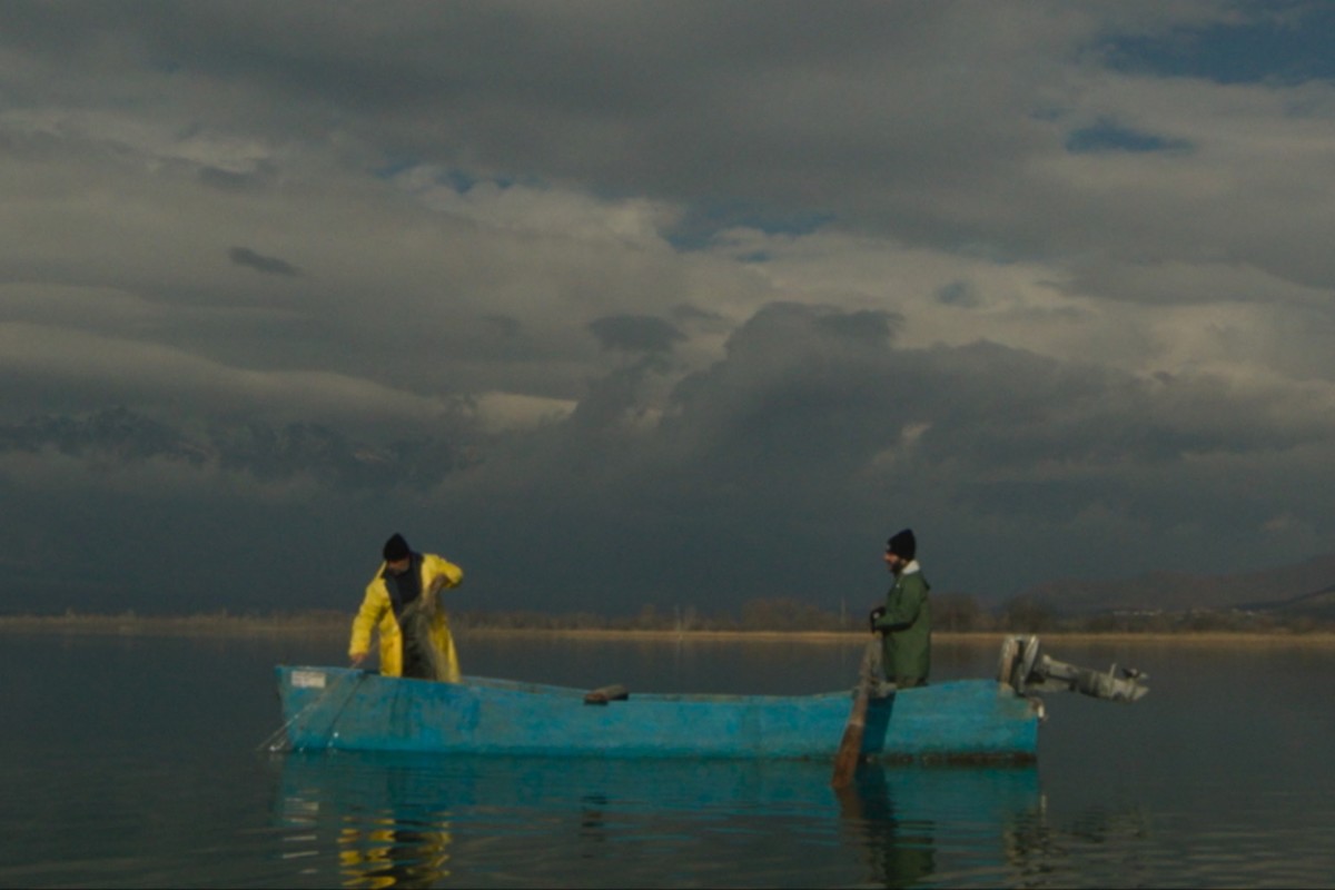 Πίσω από τις Θημωνιές