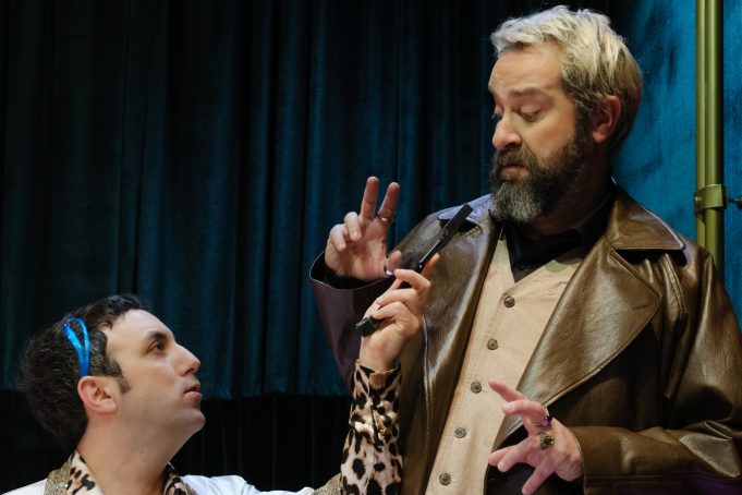 «Το κομμωτήριο άνοιξε, ελάτε στο πάρτι»: Ζήσης Ρούμπος και Χάρης Χιώτης για το Σεσουάρ για δολοφόνους