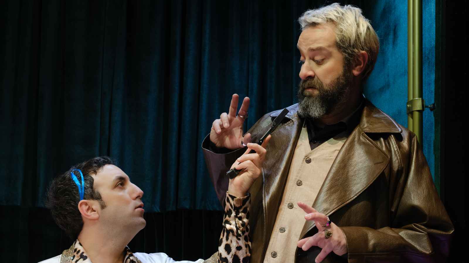 «Το κομμωτήριο άνοιξε, ελάτε στο πάρτι»: Ζήσης Ρούμπος και Χάρης Χιώτης για το Σεσουάρ για δολοφόνους