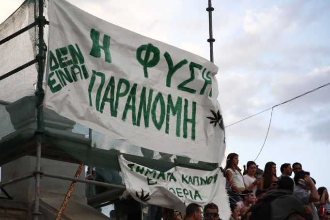 «Ζητούσα συγγνώμη στη λάμπα»: Φόβος και παράνοια σε ιστορίες χόρτου στο Reddit