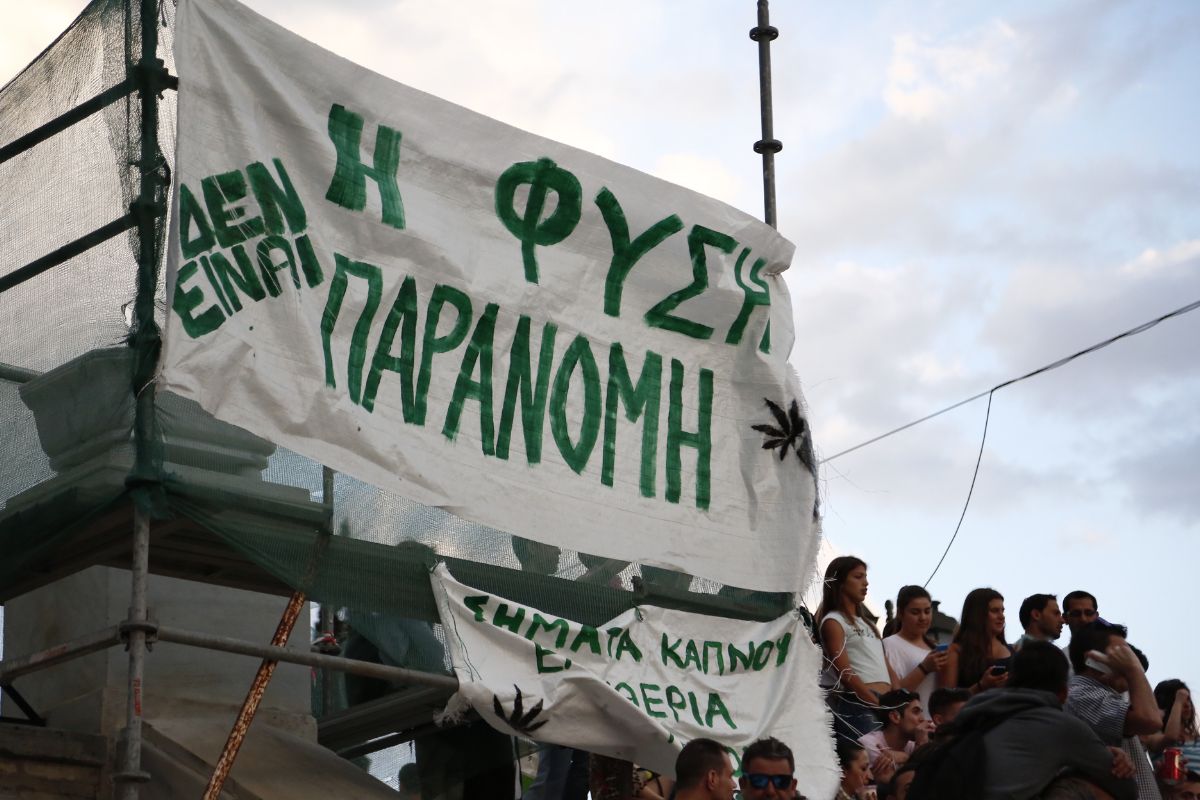 «Ζητούσα συγγνώμη στη λάμπα»: Φόβος και παράνοια σε ιστορίες χόρτου στο Reddit