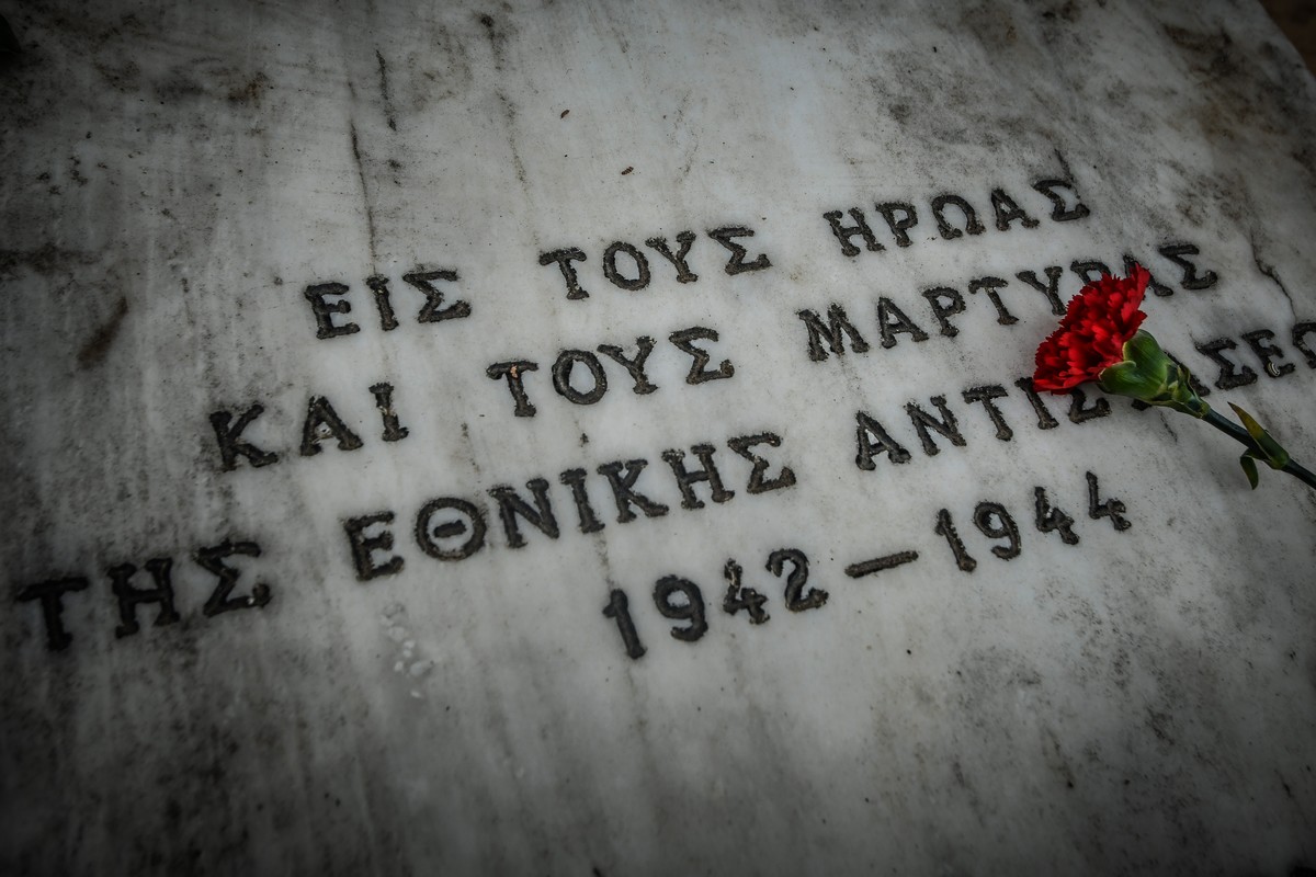 Μενέλαος Χαραλαμπίδης: «Στις φωτογραφίες της Καισαριανής η ιστορία στέκεται κατάφατσα απέναντί μας»