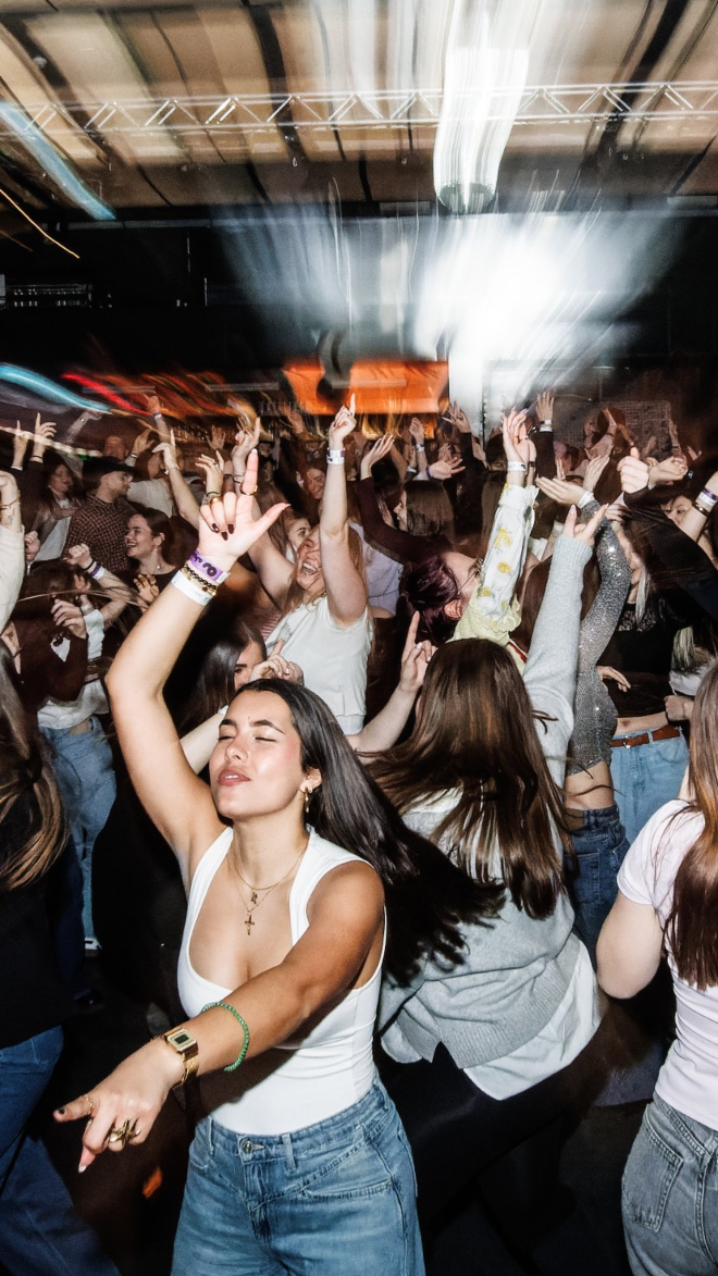 Μπήκαμε στο exclusive listening party του νέου άλμπουμ του Harry Styles