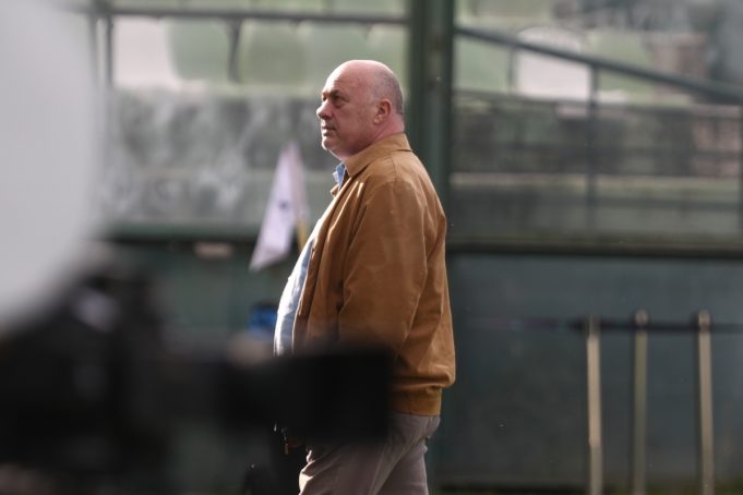 Σε κλίμα αγάπης, ο Αχιλλέας Μπέος «στολίζει» τη φωταγώγηση του Βόλου με βρισιές