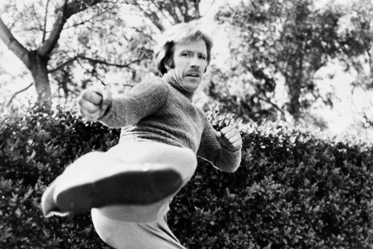 Η μυθική ταινία που ο Chuck Norris πλάκωσε στο ξύλο ακόμα και τον άνεμο