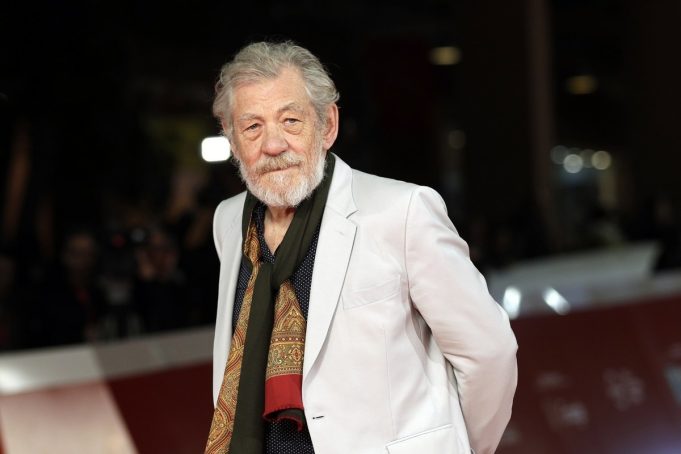 Ο Ian McKellen απήγγειλε Σαίξπηρ για να καταδικάσει την απάνθρωπη μεταχείριση μεταναστών