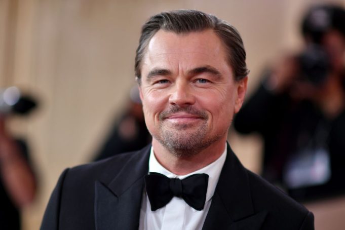 Μάθαμε επιτέλους σε ποιον μιλούσε ο Leonardo DiCaprio στο viral βίντεο των Χρυσών Σφαιρών