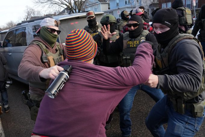 Ο πραγματικός λόγος για τον οποίο οι πράκτορες της ICE φορούν μάσκες