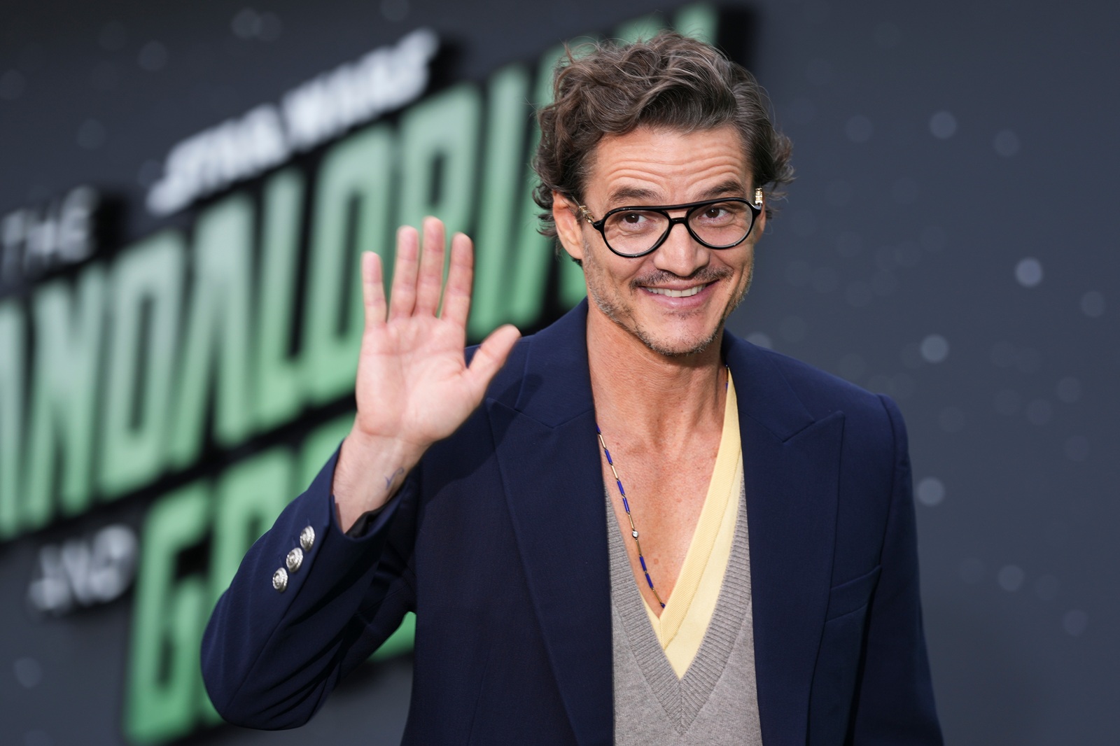 Pedro Pascal, πώς είναι να βρίσκεσαι κάτω από το κράνος του Mandalorian;