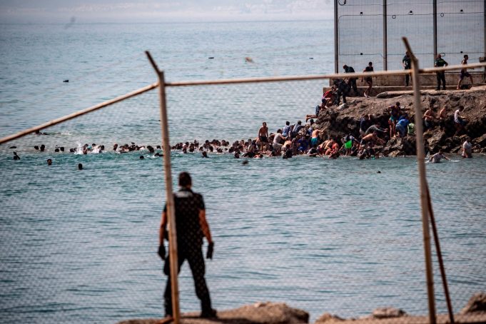 Τι προκάλεσε τη νέα μεταναστευτική κρίση στη Θέουτα