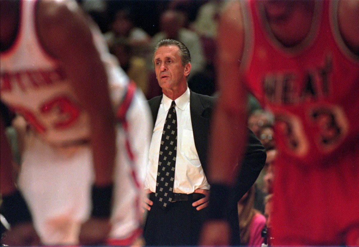 Ακόμη και ως άγαλμα, ο Pat Riley φοράει Armani