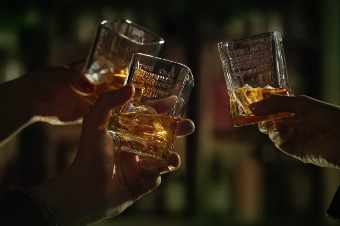 Γιατί το Bushmills είναι ο μοναδικός τρόπος να γιορτάσεις αληθινά τη φετινή St. Patrick's Day (και πού θα το κάνεις)
