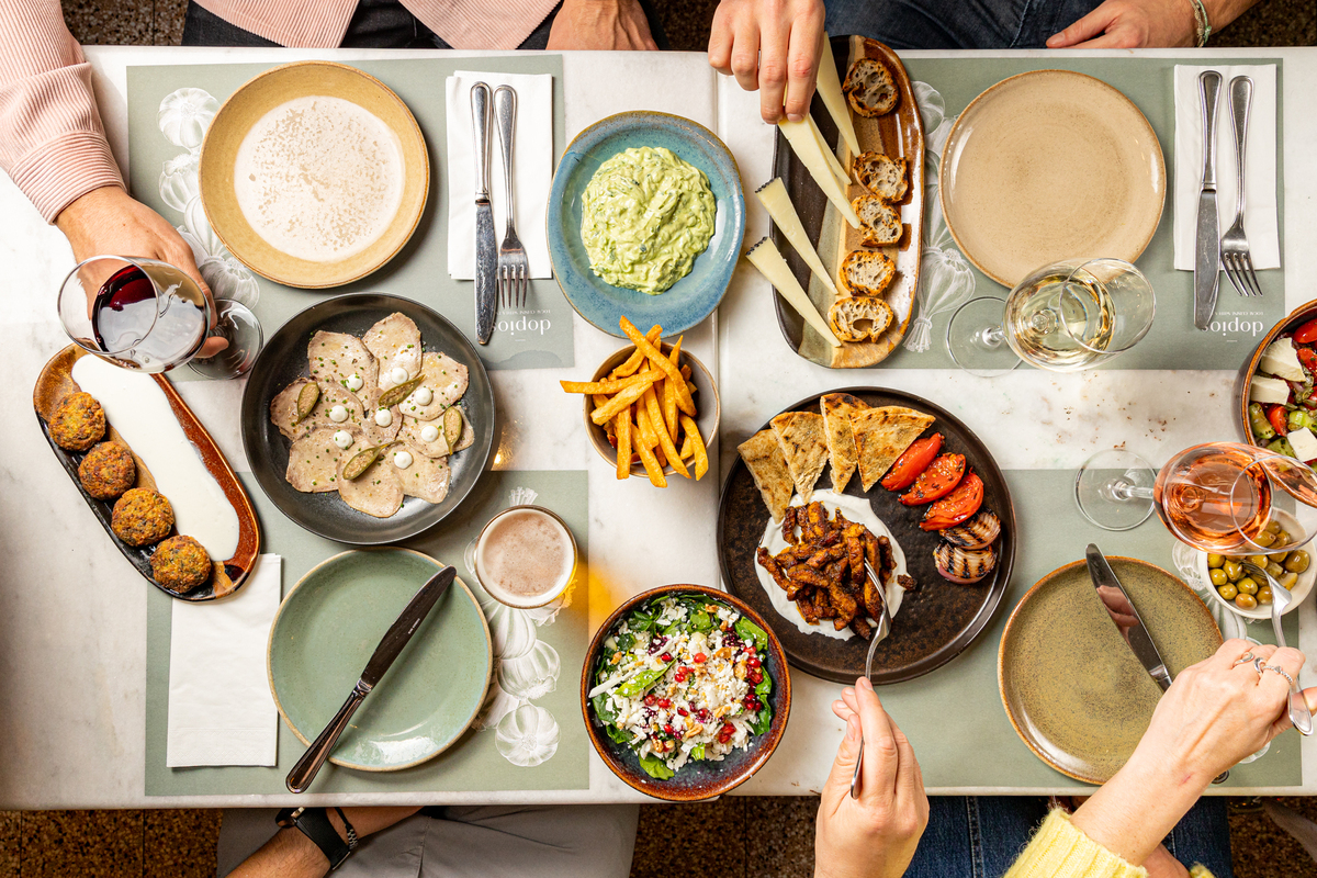 Στο Dopios της Γλυφάδας το μενού που βασίζεται σε προϊόντα μικρών παραγωγών παραμένει το ίδιο με αυτό που γνωρίσαμε στο κέντρο