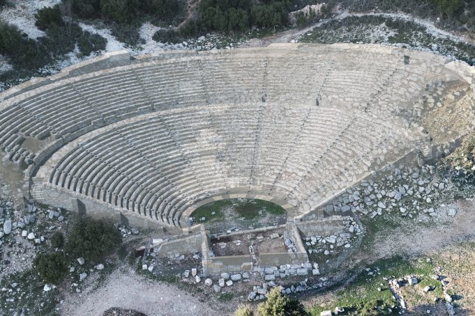 Από την Αχαρνών μέχρι τη Μαρώνεια, μπορείς να υιοθετήσεις ένα αρχαίο θέατρο