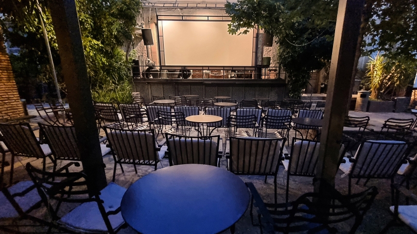 Το νέο θερινό σινεμά της Αθήνας βρίσκεται στην αυλή ενός θεάτρου στον Κολωνό