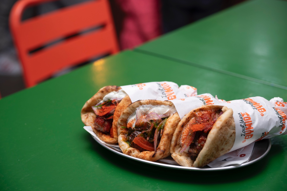 Θύμιος: Αξίζει να οδηγήσετε μέχρι τον Υμηττό γι' αυτό το σουβλάκι