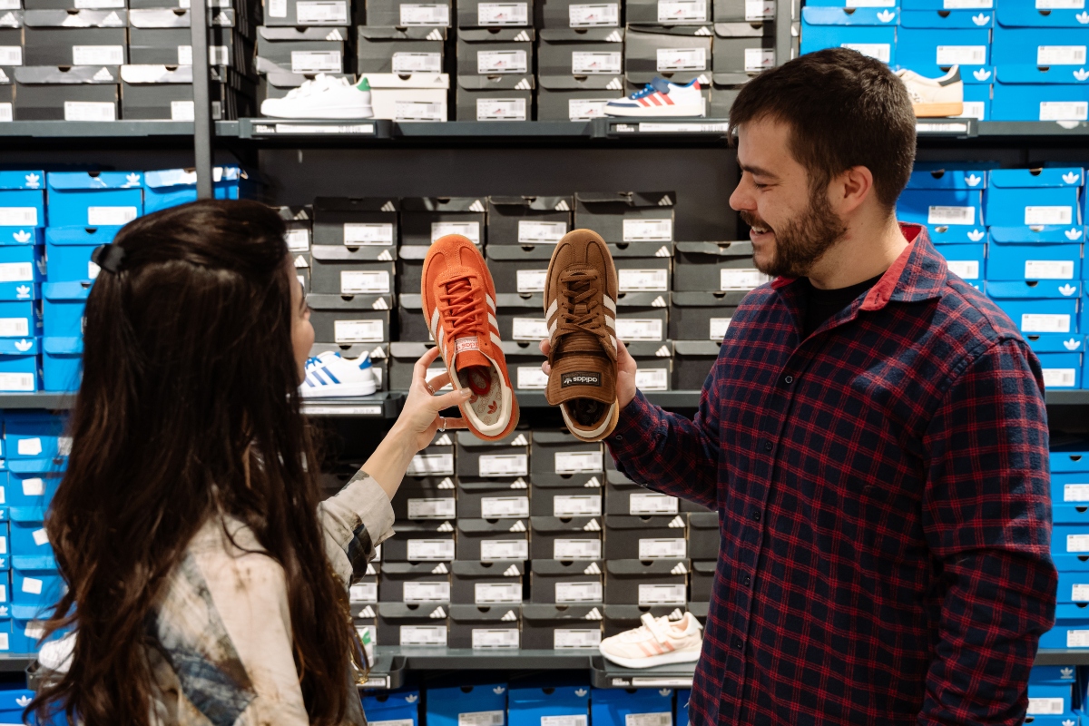 Από jeans και jackets, μέχρι sneakers: Όλα όσα θα φορέσεις την άνοιξη