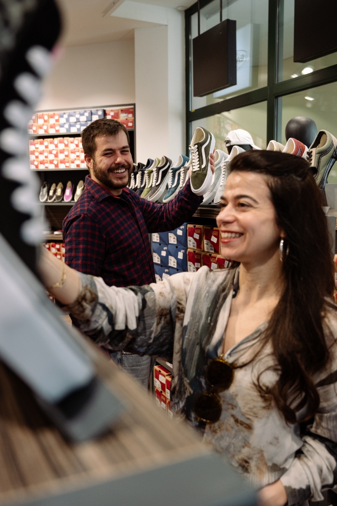 Από jeans και jackets, μέχρι sneakers: Όλα όσα θα φορέσεις την άνοιξη