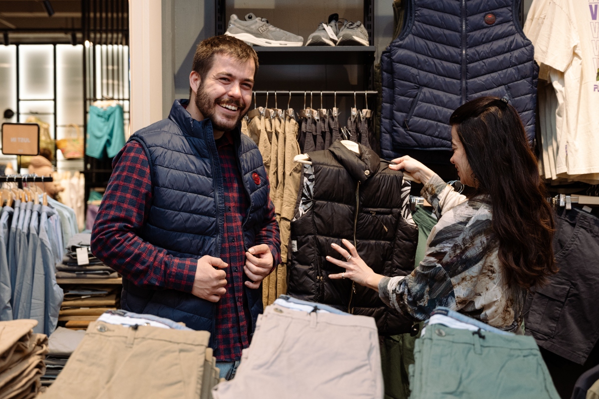 Από jeans και jackets, μέχρι sneakers: Όλα όσα θα φορέσεις την άνοιξη