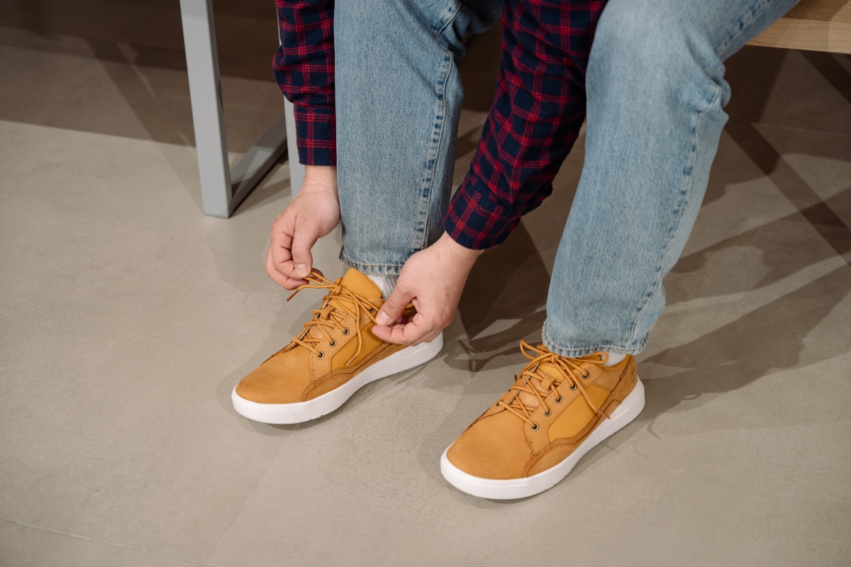 Από jeans και jackets, μέχρι sneakers: Όλα όσα θα φορέσεις την άνοιξη