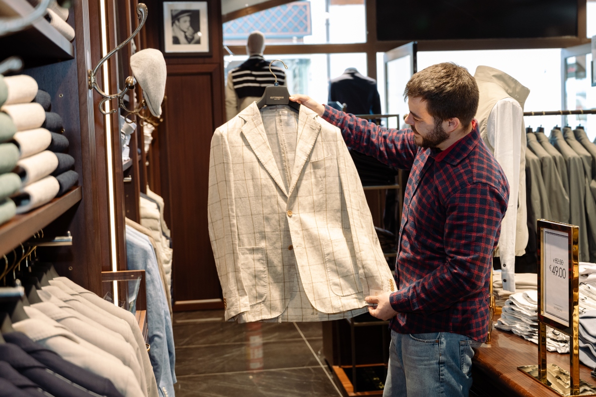 Από jeans και jackets, μέχρι sneakers: Όλα όσα θα φορέσεις την άνοιξη