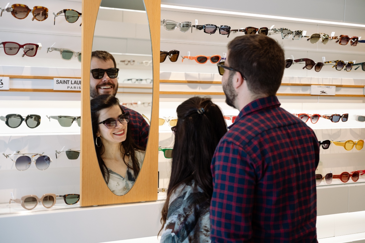 Από jeans και jackets, μέχρι sneakers: Όλα όσα θα φορέσεις την άνοιξη