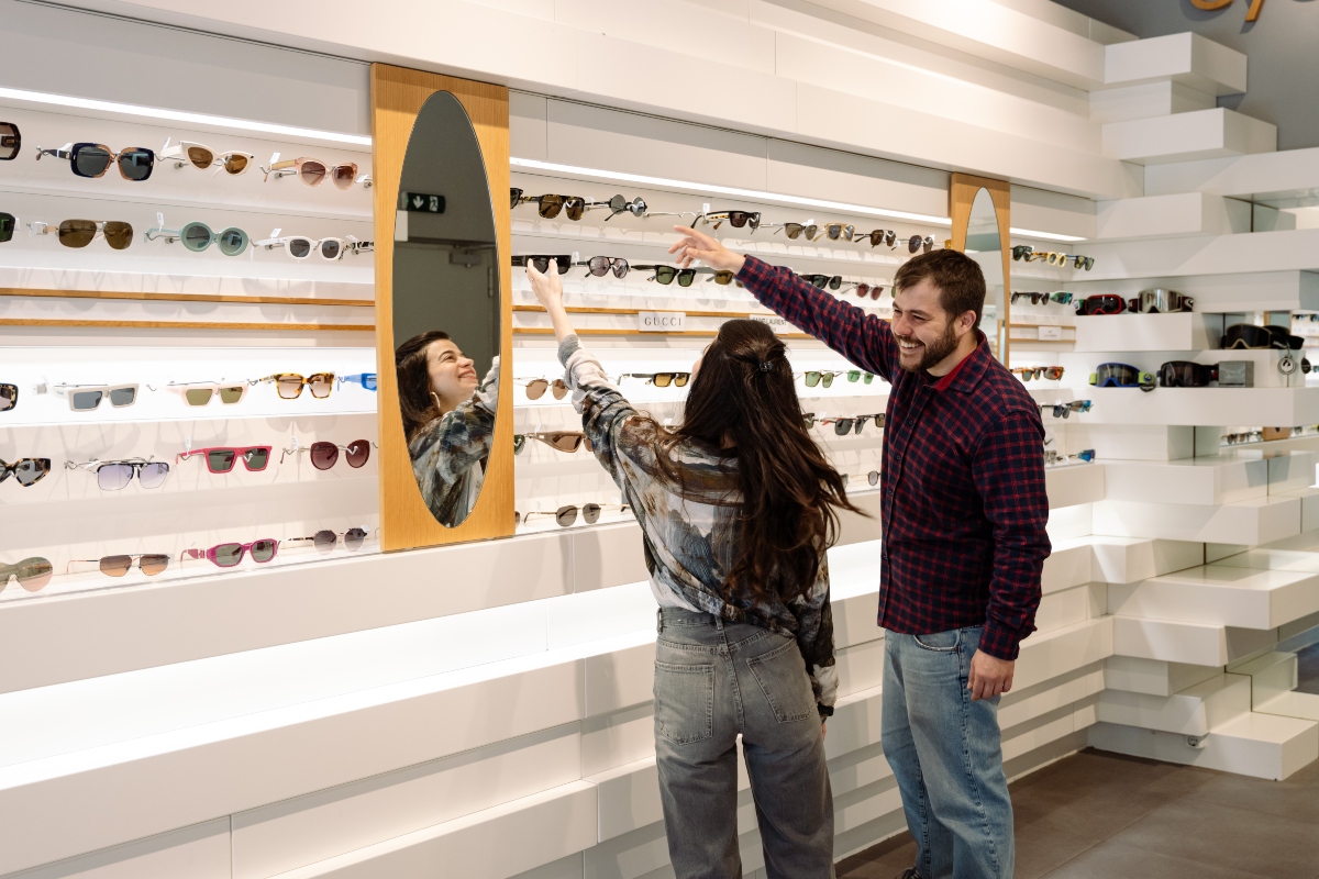 Από jeans και jackets, μέχρι sneakers: Όλα όσα θα φορέσεις την άνοιξη