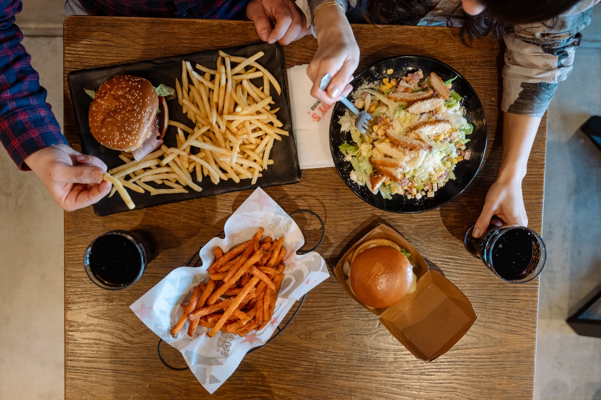 Από jeans και jackets, μέχρι sneakers: Όλα όσα θα φορέσεις την άνοιξη