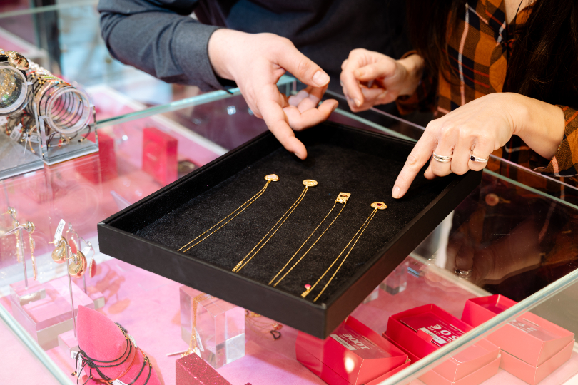 Από ρούχα, μέχρι κοσμήματα: Εσύ τι δώρο θα της κάνεις του Αγίου Βαλεντίνου;