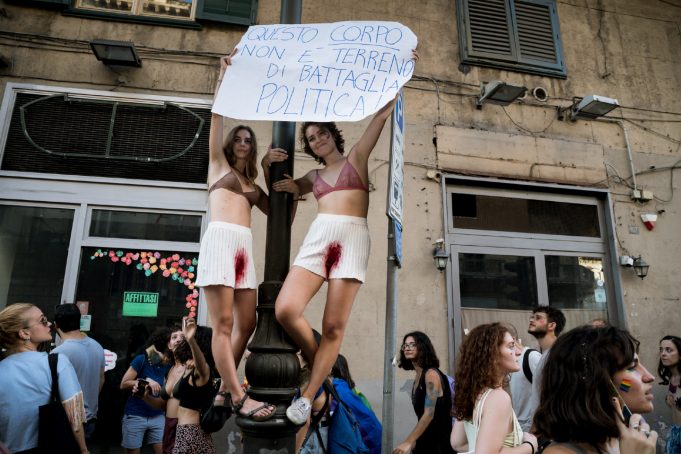 «Το σώμα σου είναι πεδίο μάχης»: Όταν η Barbara Kruger εφηύρε το διάσημο φεμινιστικό σύνθημα