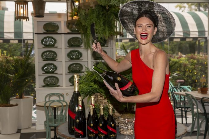 Όταν δεν περπατά στα fashion shows, η Montana Cox παίζει μπάσκετ