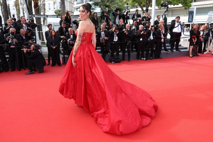 Η Valentina Vignali περνά με άνεση από το παρκέ στην πασαρέλα
