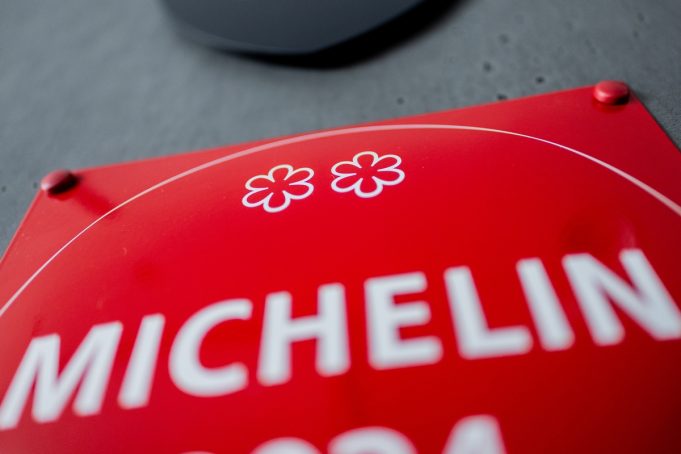 Σαντορίνη και Θεσσαλονίκη στον Οδηγό MICHELIN για τις επιλογές του 2026