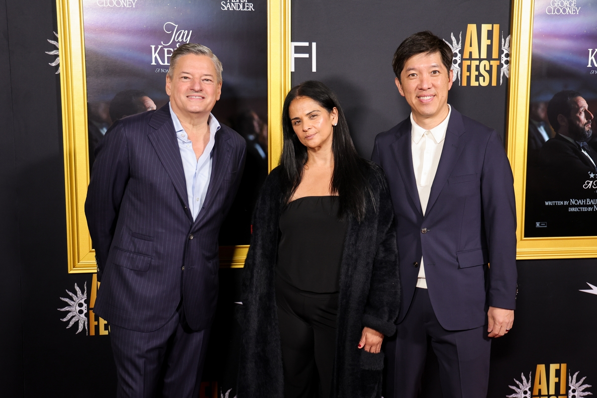 Ted Sarandos, Bela Bajaria, και Dan Lin στην πρεμιέρα του Jay Kelly για το Netflix 