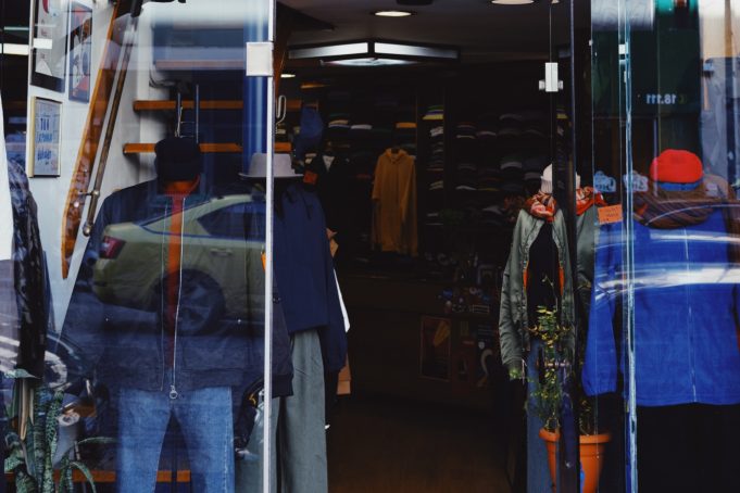 Στον Δελούδη στο Παγκράτι, η παλιά και η νέα γενιά φοράνε τα ίδια