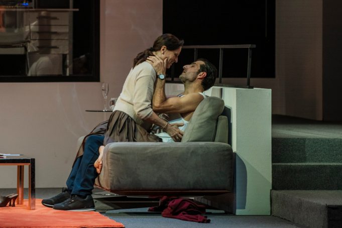 Ο θίασος του Οιδίποδα αναζητά την αλήθεια σε έναν διεφθαρμένο κόσμο