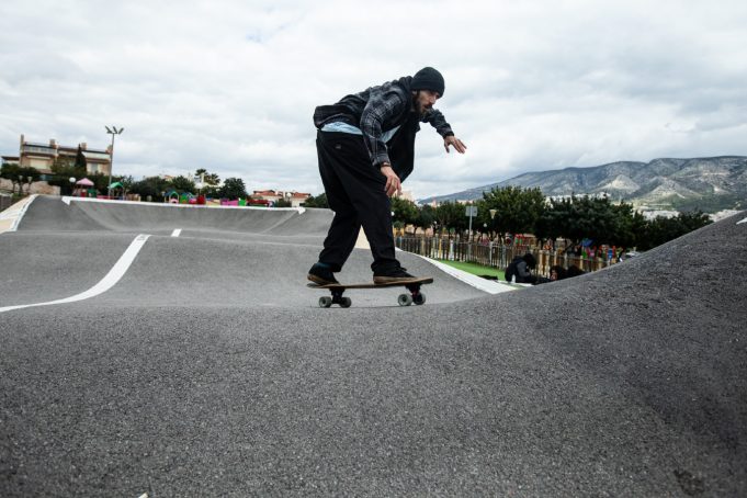 «Δεν κάνουμε skate – σερφάρουμε στη στεριά»