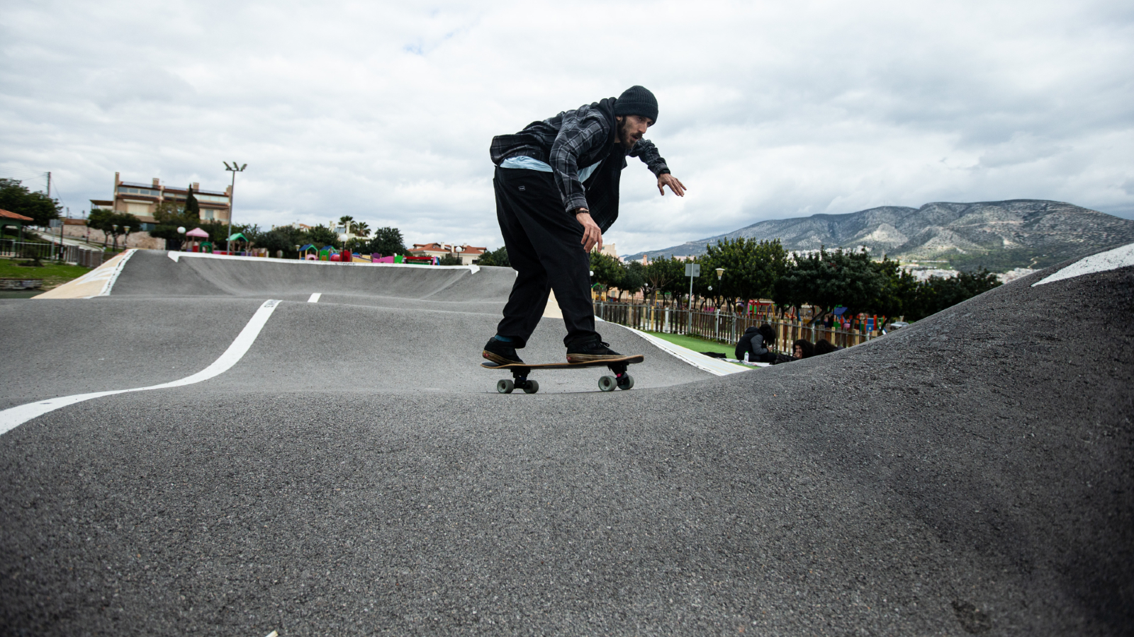 «Δεν κάνουμε skate – σερφάρουμε στη στεριά»