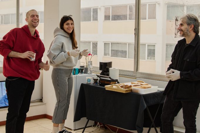 Τοστ για μεσημεριανό σε ένα studio καλλιτεχνών