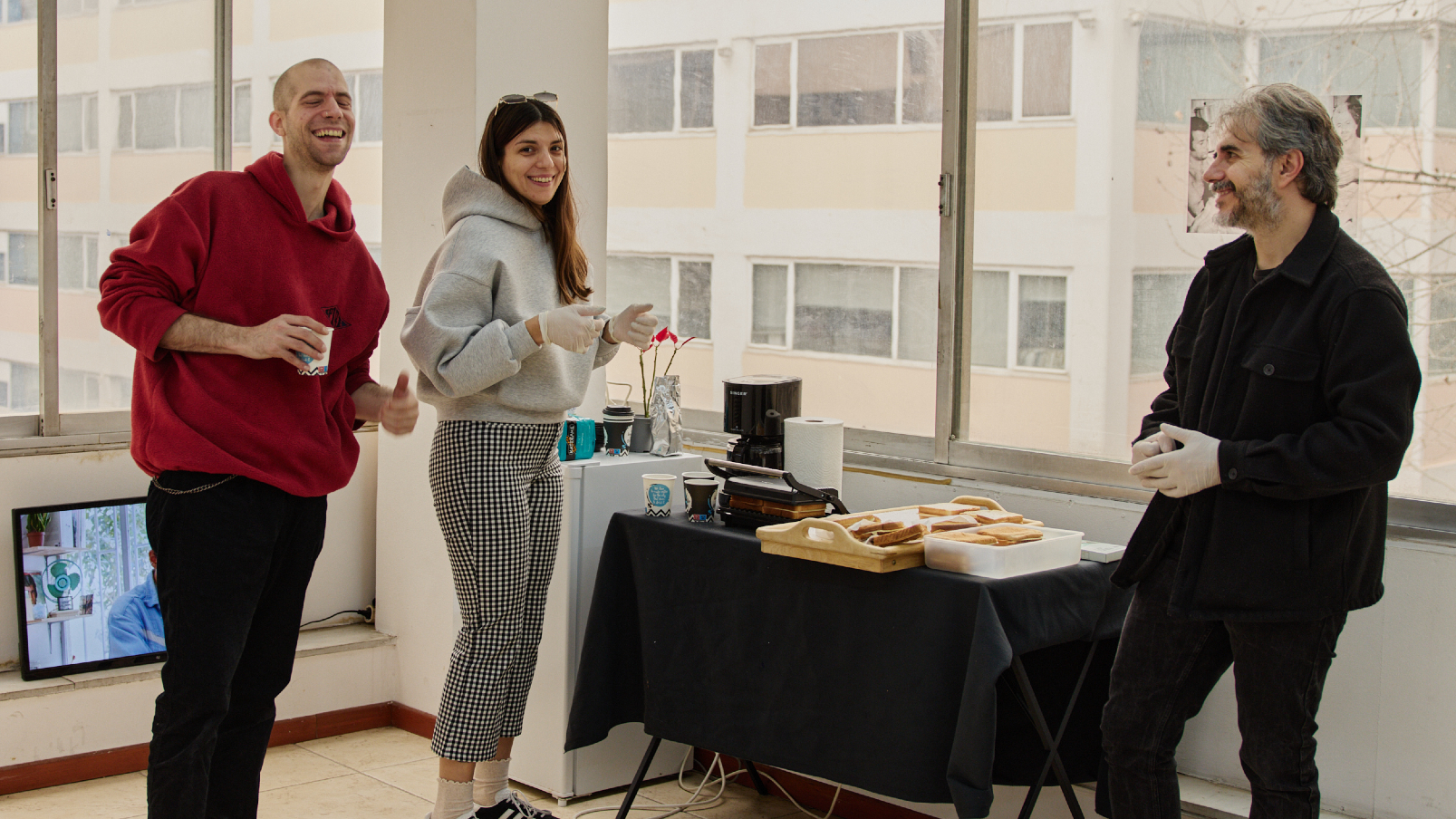 Τοστ για μεσημεριανό σε ένα studio καλλιτεχνών