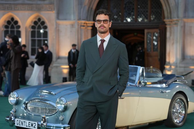Ο Theo James δεν θέλει πια να είναι μόνο ο όμορφος του Hollywood