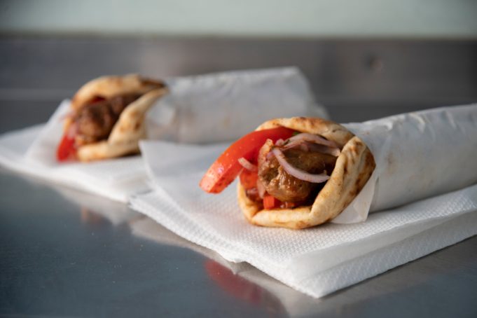 Στον Τόμας, στον Νέο Κόσμο, το κεμπάπ είναι σταθερή αξία