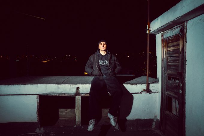 Στο γεμάτο πιάτο του Tsaki, καθρεφτίζεται η πείνα του