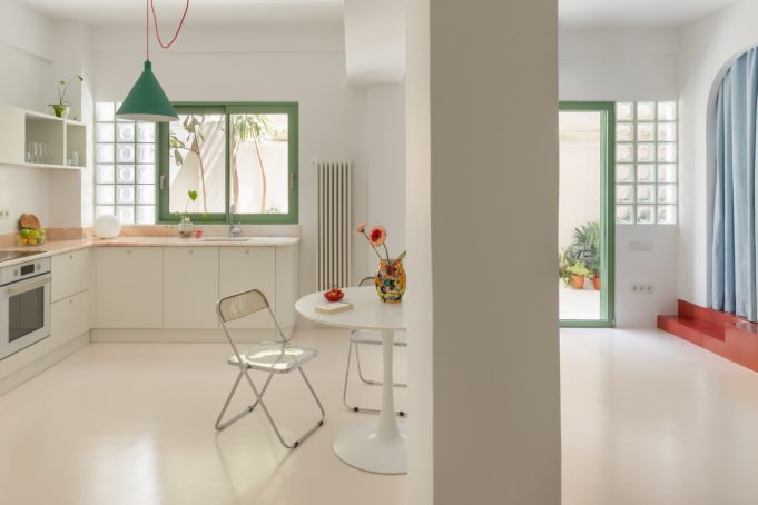 Πώς ένα σκοτεινό ισόγειο 42 τ.μ. στα Εξάρχεια γέμισε φως και χρώμα