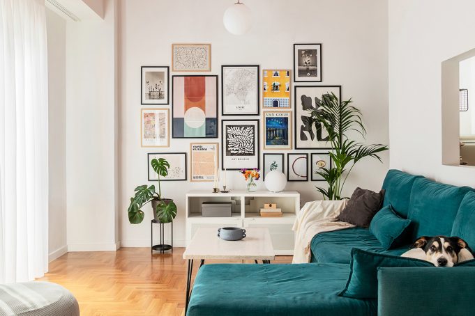 Νοσταλγία και σύγχρονη άνεση σε ένα ρετιρέ του ’60 στου Γκύζη