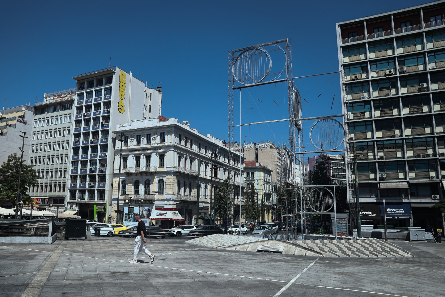 Αδειάζει η πόλη από οχήματα, αλλά η ατμόσφαιρα παραμένει ανυπόφορη. Γιατί;