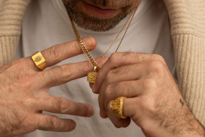 Στο Ayezi θα βρεις κοσμήματα εμπνευσμένα από την αρχιτεκτονική της παλιάς Αθήνας