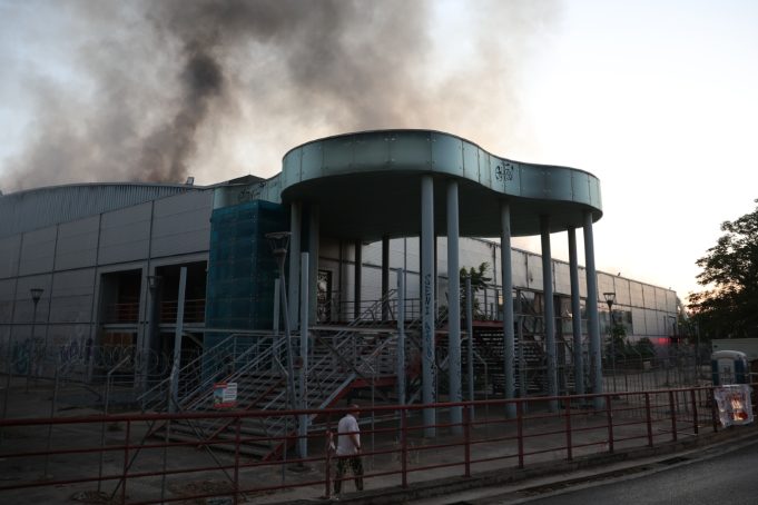 Η σκανδαλώδης ιστορία του κτιρίου του Μπάντμιντον μέχρι την τωρινή πυρκαγιά